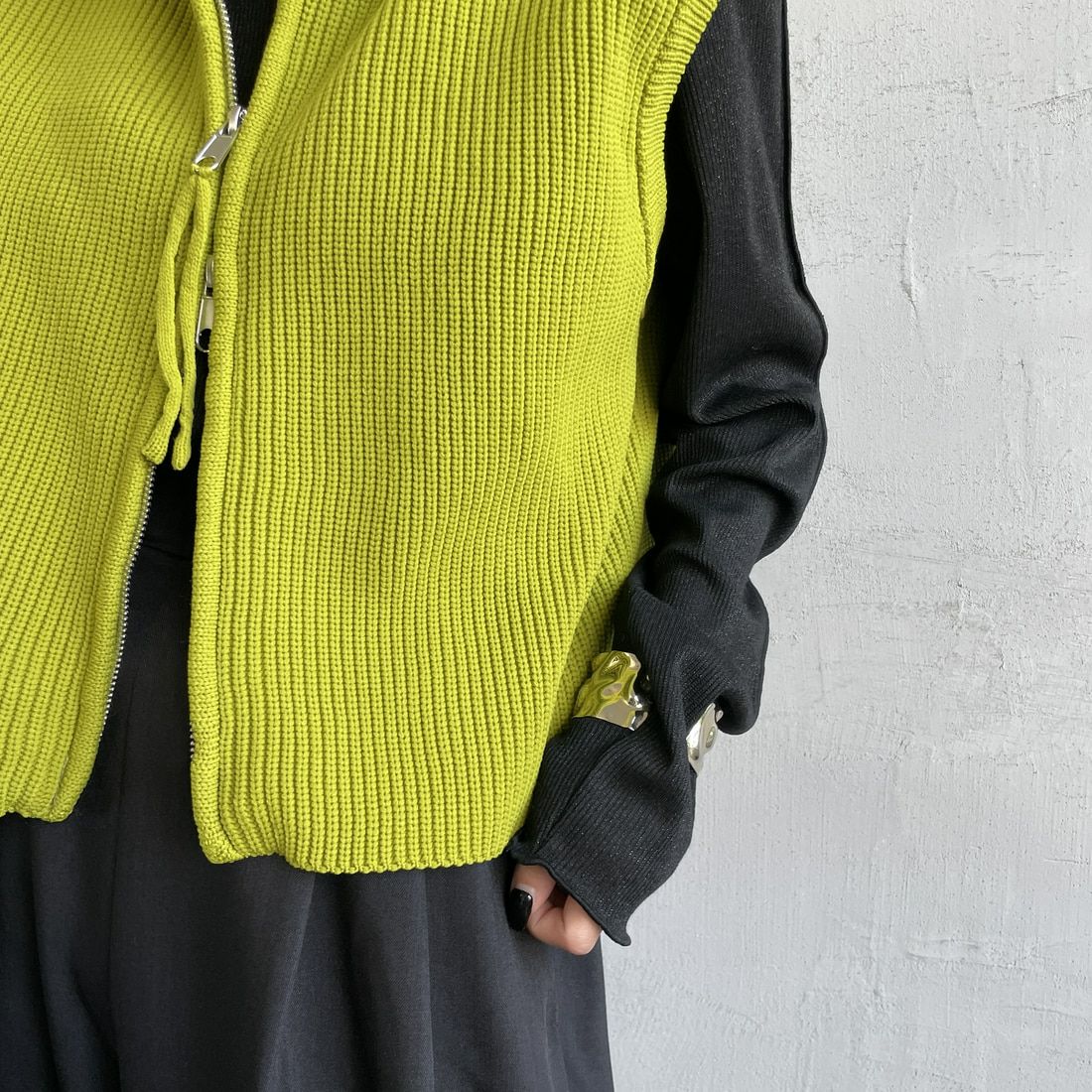 Maison de L'allure [メゾン ドゥ ラリュール] ドライバーズニットベスト [M24131020] 38 LIME &&モデル身長：150cm 着用サイズ：F&&