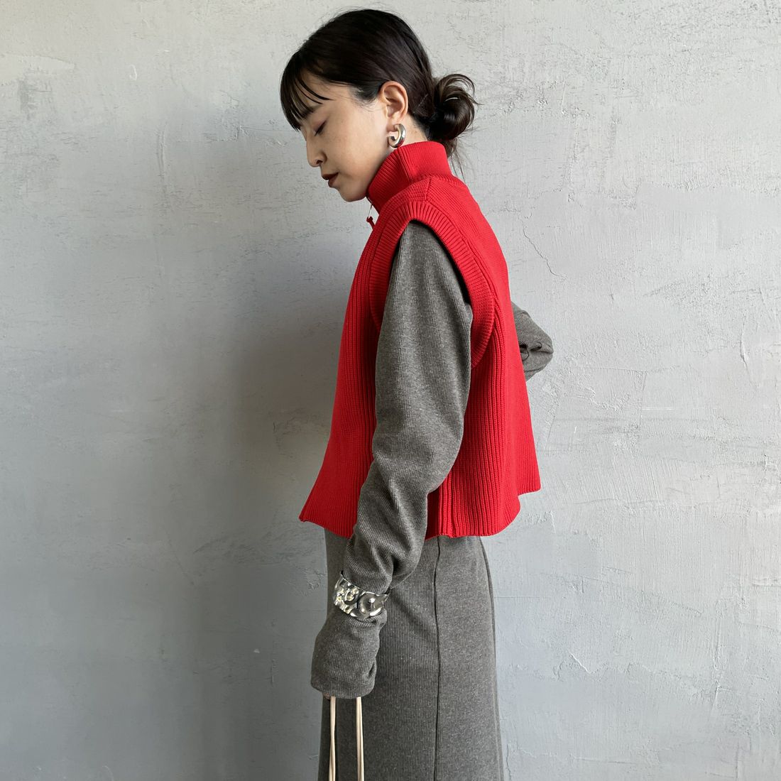 Maison de L'allure [メゾン ドゥ ラリュール] ドライバーズニットベスト [M24131020] 46 RED &&モデル身長：150cm 着用サイズ：F&&