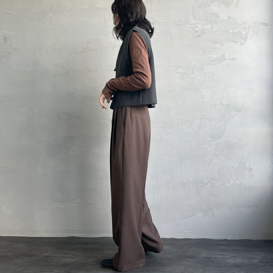 Maison de L'allure [メゾン ドゥ ラリュール] ドライバーズニットベスト [M24131020] 08 CHARCOA &&モデル身長：160cm 着用サイズ：F&&