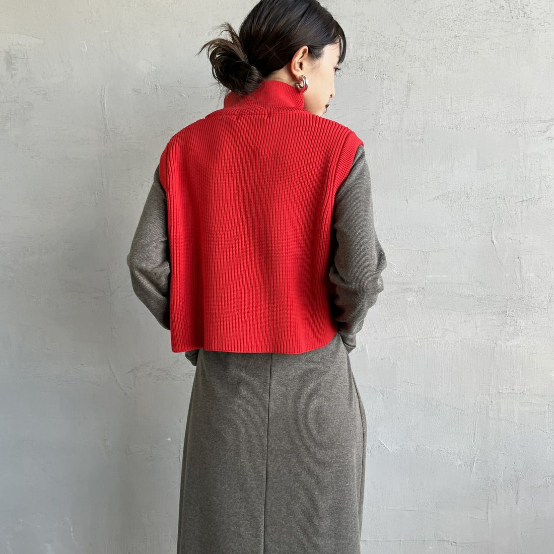 Maison de L'allure [メゾン ドゥ ラリュール] ドライバーズニットベスト [M24131020] 46 RED &&モデル身長：150cm 着用サイズ：F&&