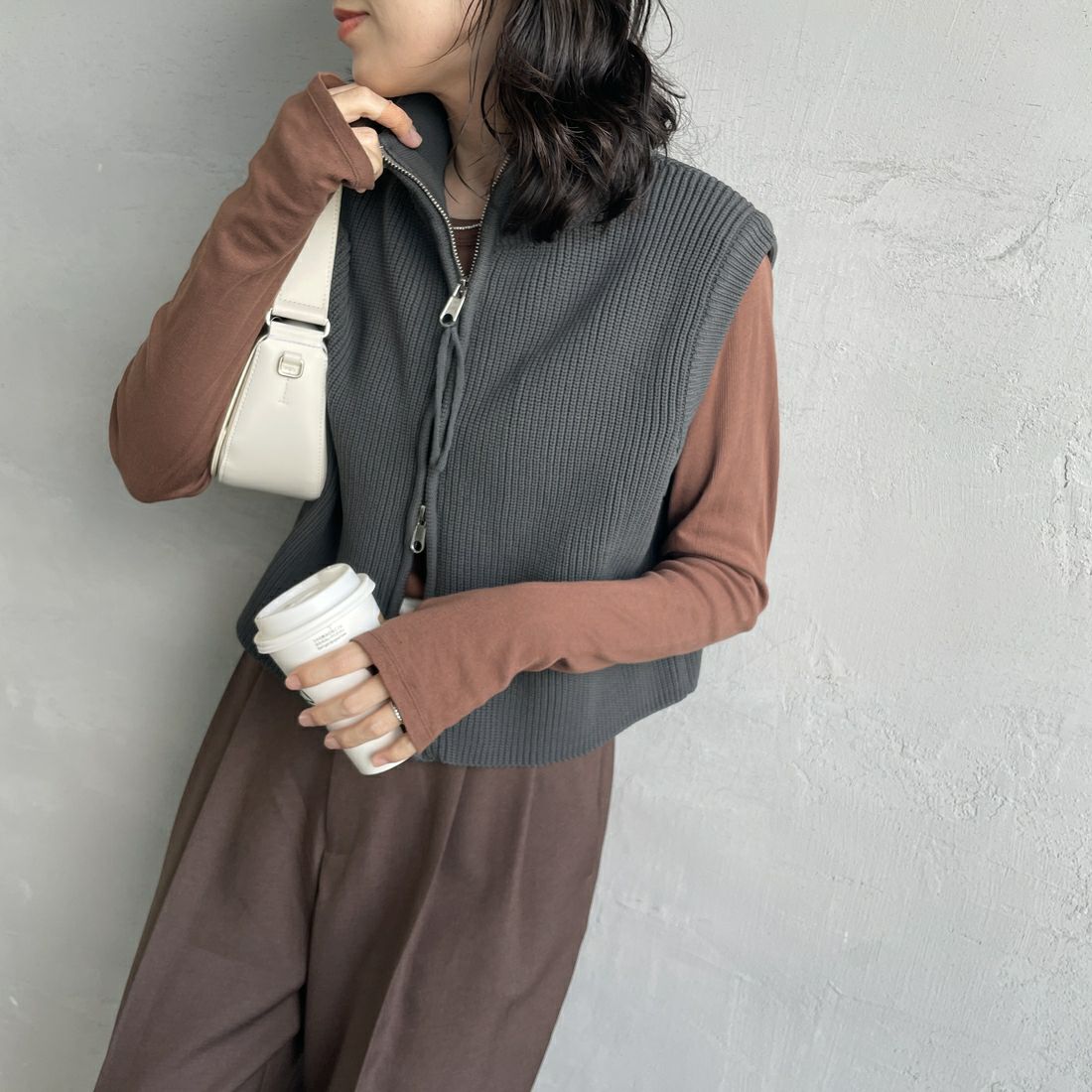 Maison de L'allure [メゾン ドゥ ラリュール] ドライバーズニットベスト [M24131020] 08 CHARCOA &&モデル身長：160cm 着用サイズ：F&&