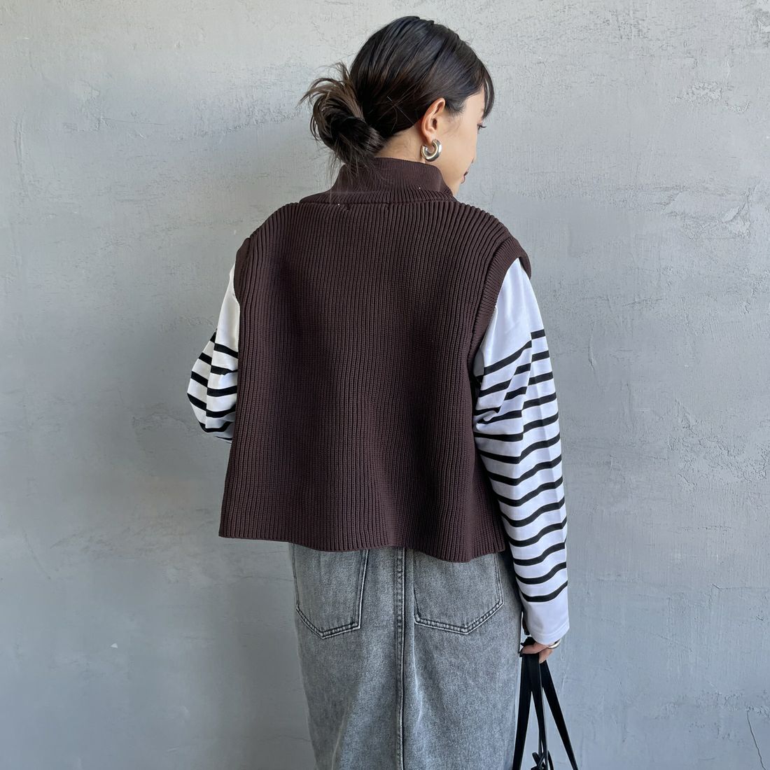 Maison de L'allure [メゾン ドゥ ラリュール] ドライバーズニットベスト [M24131020] 28 BROWN &&モデル身長：150cm 着用サイズ：F&&