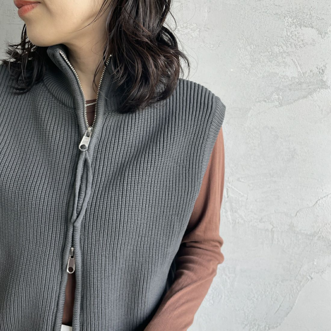Maison de L'allure [メゾン ドゥ ラリュール] ドライバーズニットベスト [M24131020] 08 CHARCOA &&モデル身長：160cm 着用サイズ：F&&