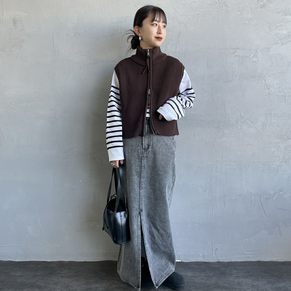 Maison de L'allure [メゾン ドゥ ラリュール] ドライバーズニットベスト [M24131020] 28 BROWN &&モデル身長：150cm 着用サイズ：F&&