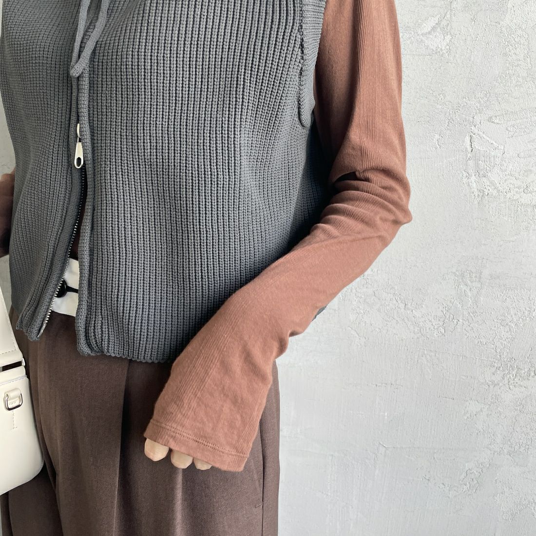 Maison de L'allure [メゾン ドゥ ラリュール] ドライバーズニットベスト [M24131020] 08 CHARCOA &&モデル身長：160cm 着用サイズ：F&&
