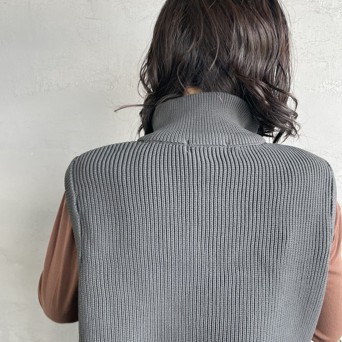 Maison de L'allure [メゾン ドゥ ラリュール] ドライバーズニットベスト [M24131020] 08 CHARCOA &&モデル身長：160cm 着用サイズ：F&&