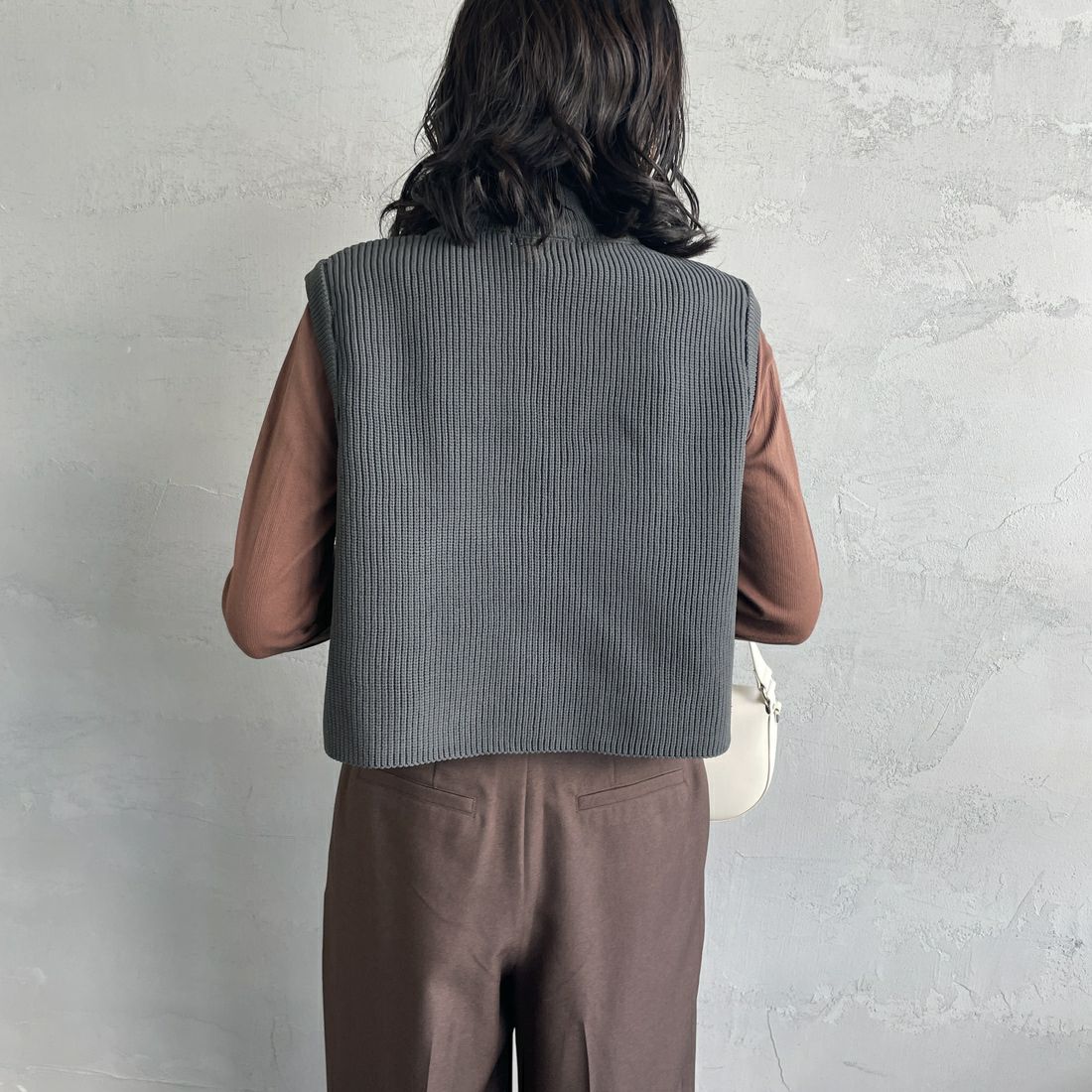 Maison de L'allure [メゾン ドゥ ラリュール] ドライバーズニットベスト [M24131020] 08 CHARCOA &&モデル身長：160cm 着用サイズ：F&&