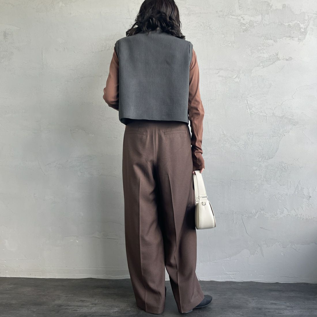 Maison de L'allure [メゾン ドゥ ラリュール] ドライバーズニットベスト [M24131020] 08 CHARCOA &&モデル身長：160cm 着用サイズ：F&&