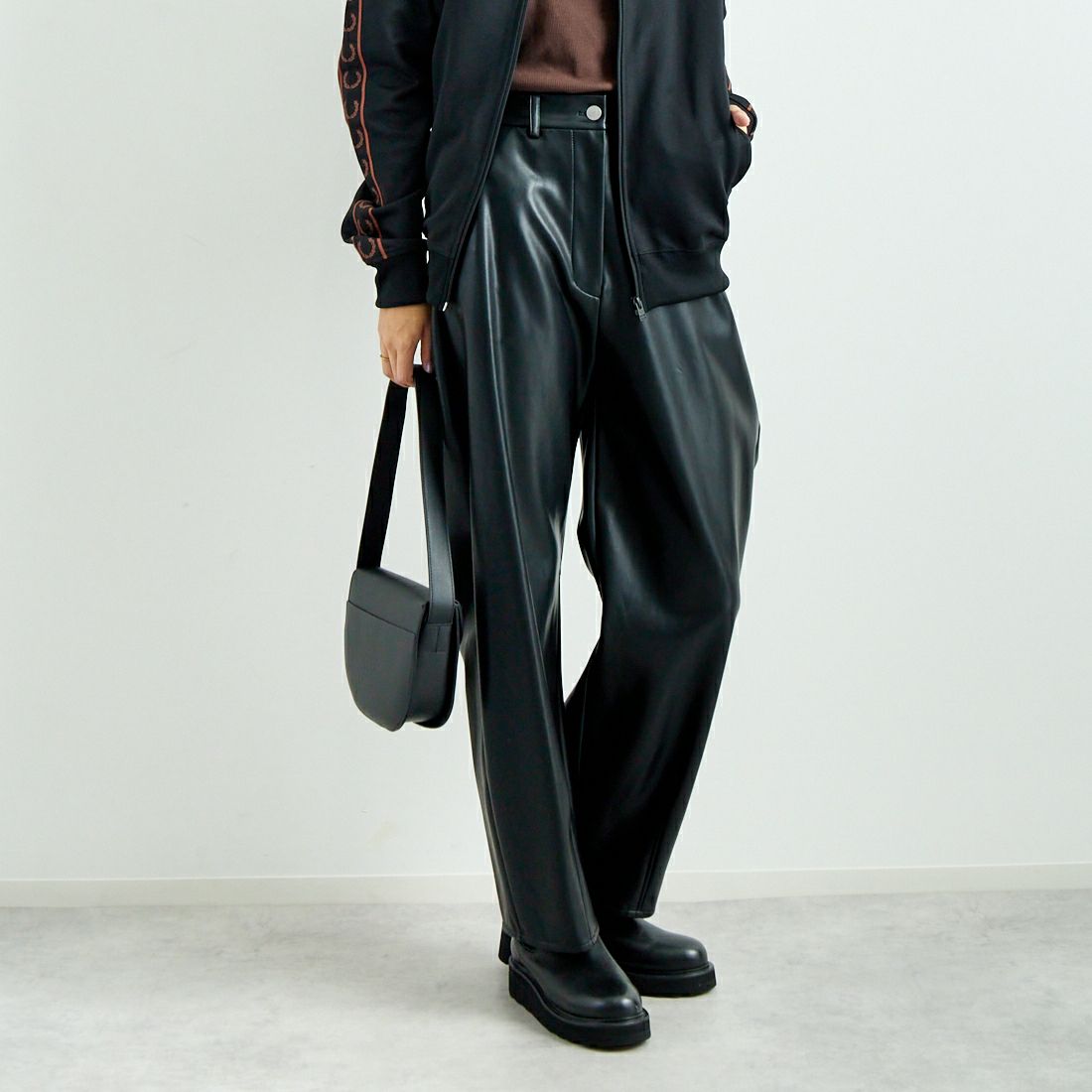 hwyl [ヒュイル] エコレザーカーブパンツ [45286505] ﾌﾞﾗｯｸ &&モデル身長：167cm 着用サイズ：2&&