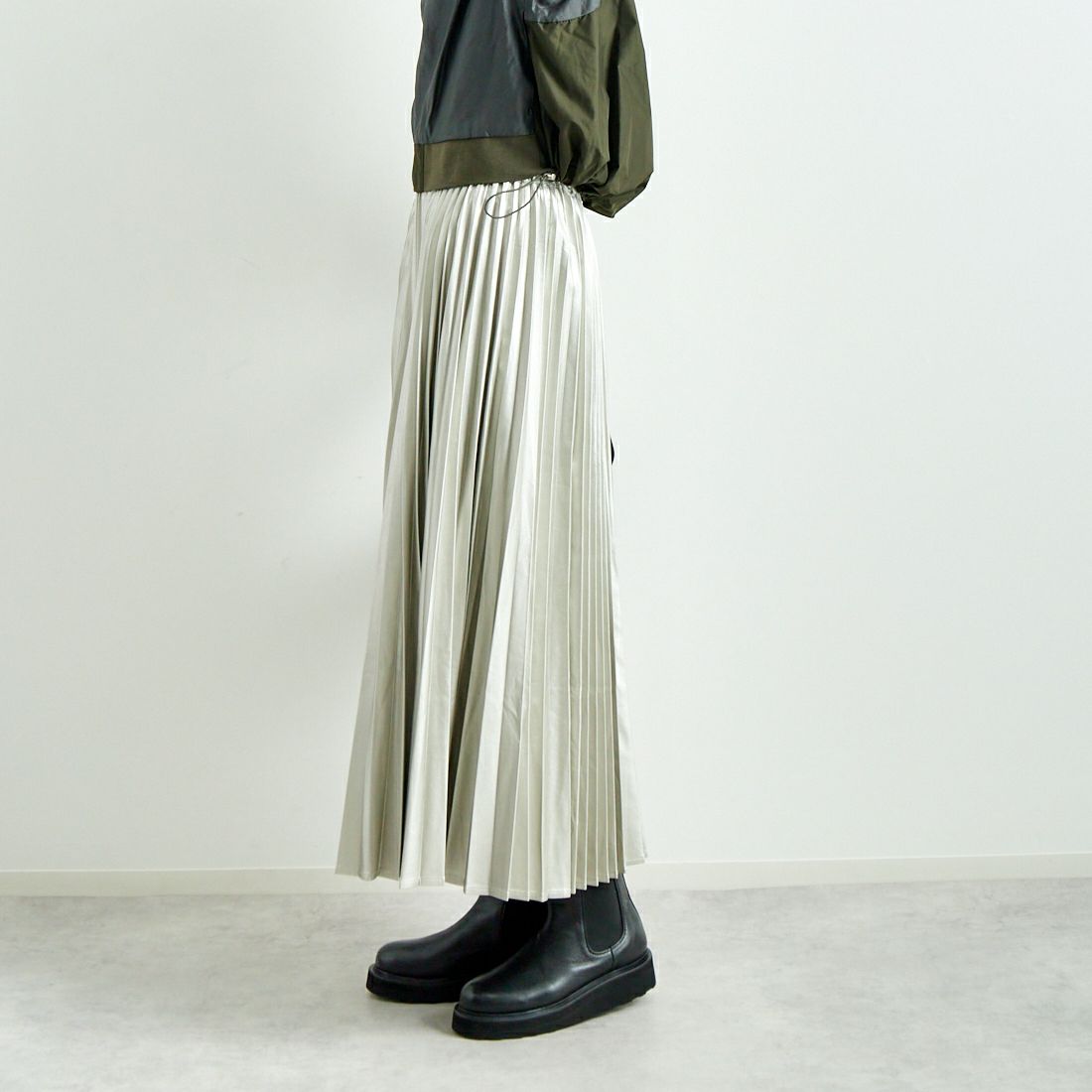 Jeans Factory Clothes [ジーンズファクトリークローズ] フェイクレザープリーツスカート [8920593-06] 19 ｼﾙﾊﾞｰ &&モデル身長：167cm 着用サイズ：F&&