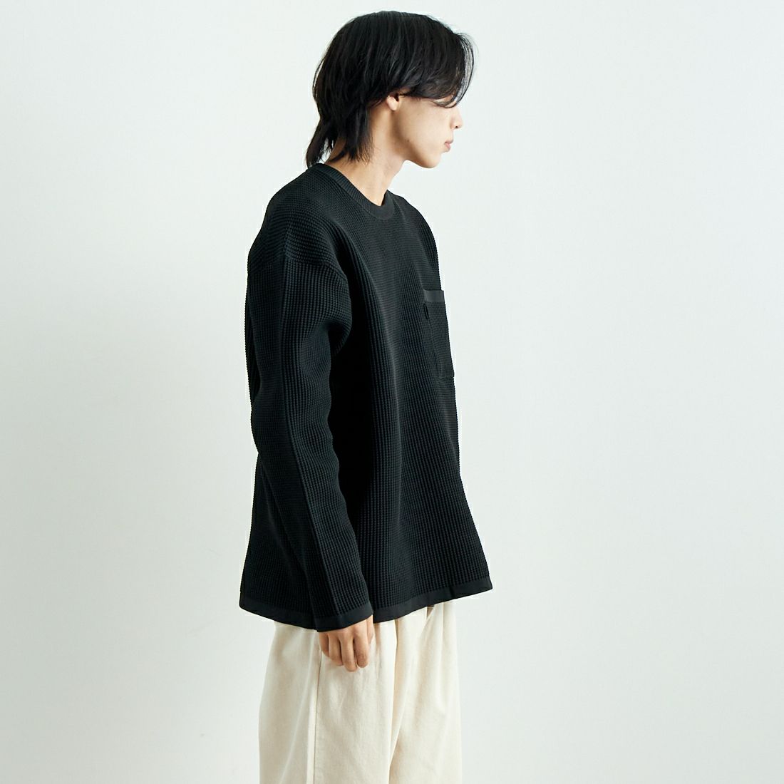 THOUSAND MILE [サウザンド マイル] ロングスリーブポケットTシャツ [TM242PK00280] 09 BLACK &&モデル身長：179cm 着用サイズ：L&&