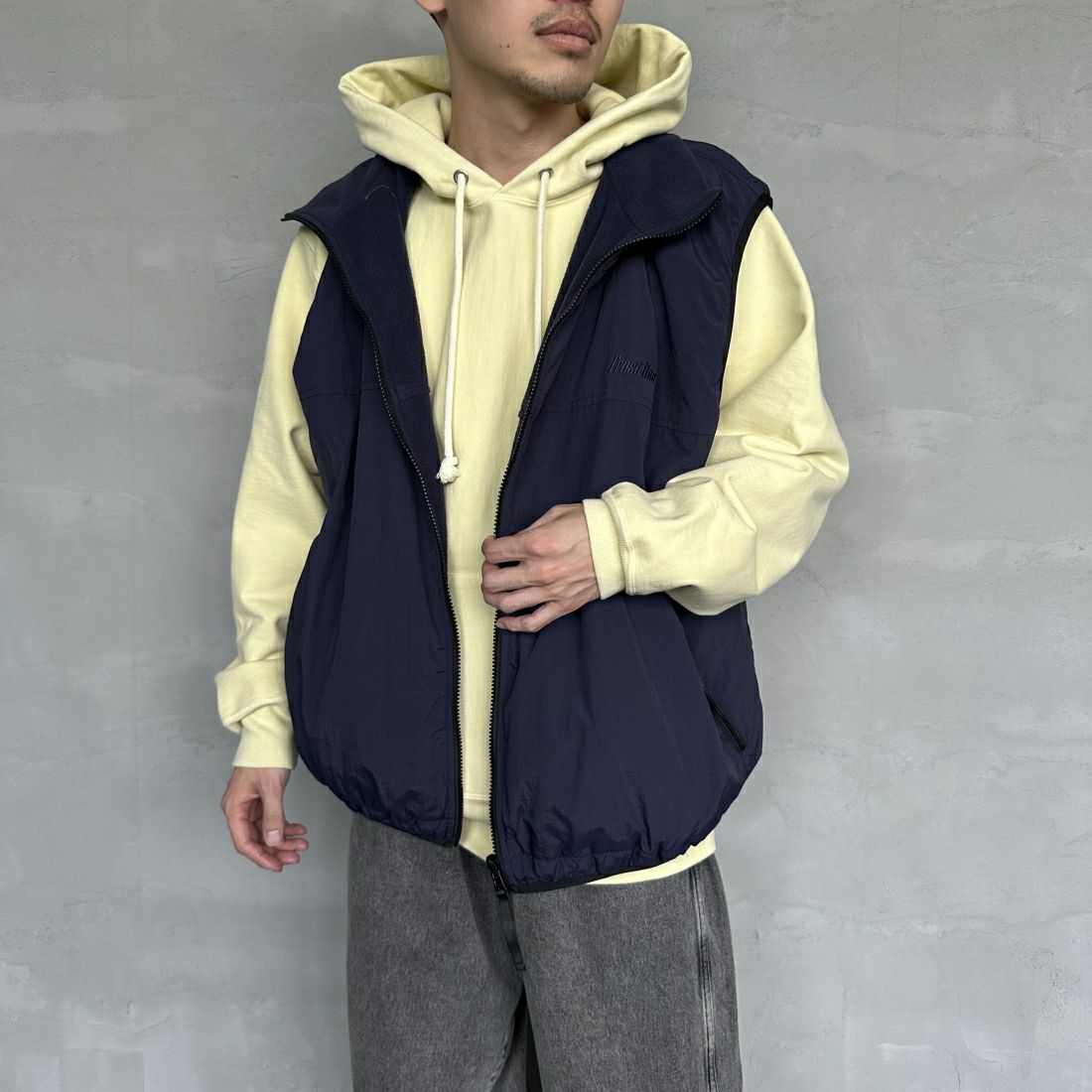frostline [フロストライン] 別注 ナイロンフリース リバーシブルベスト [FL3-VT-IN3-JF] NAVY &&モデル身長：168cm 着用サイズ：L&&