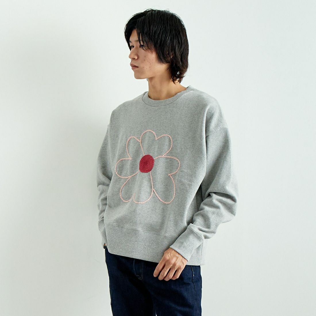 ChahChah [チャーチャー] ハートフラワー刺繍スウェット [CC-24FW-FWL01] GRAY &&モデル身長：182cm 着用サイズ：L&&