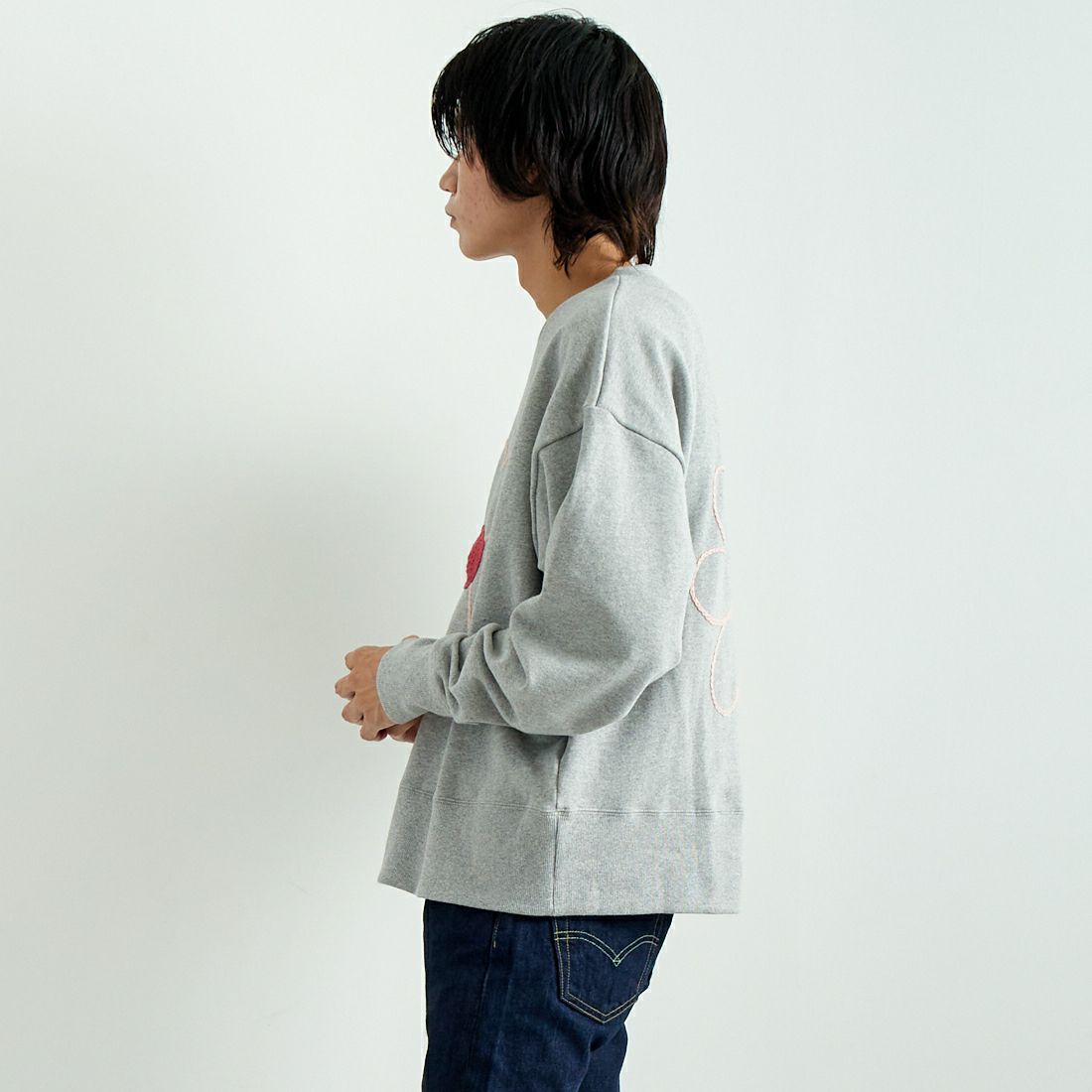 ChahChah [チャーチャー] ハートフラワー刺繍スウェット [CC-24FW-FWL01] GRAY &&モデル身長：182cm 着用サイズ：L&&