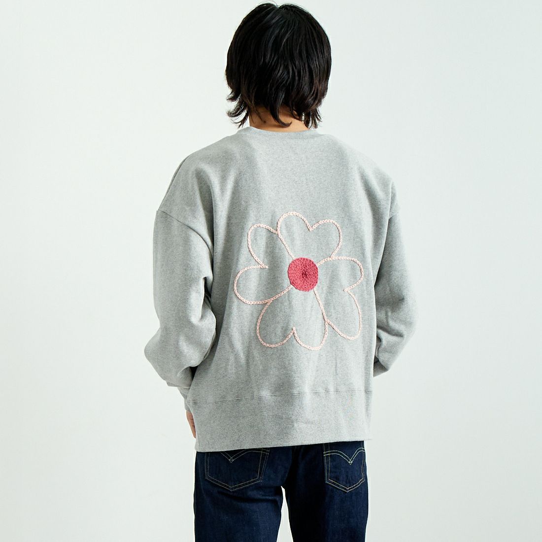 ChahChah [チャーチャー] ハートフラワー刺繍スウェット [CC-24FW-FWL01] GRAY &&モデル身長：182cm 着用サイズ：L&&