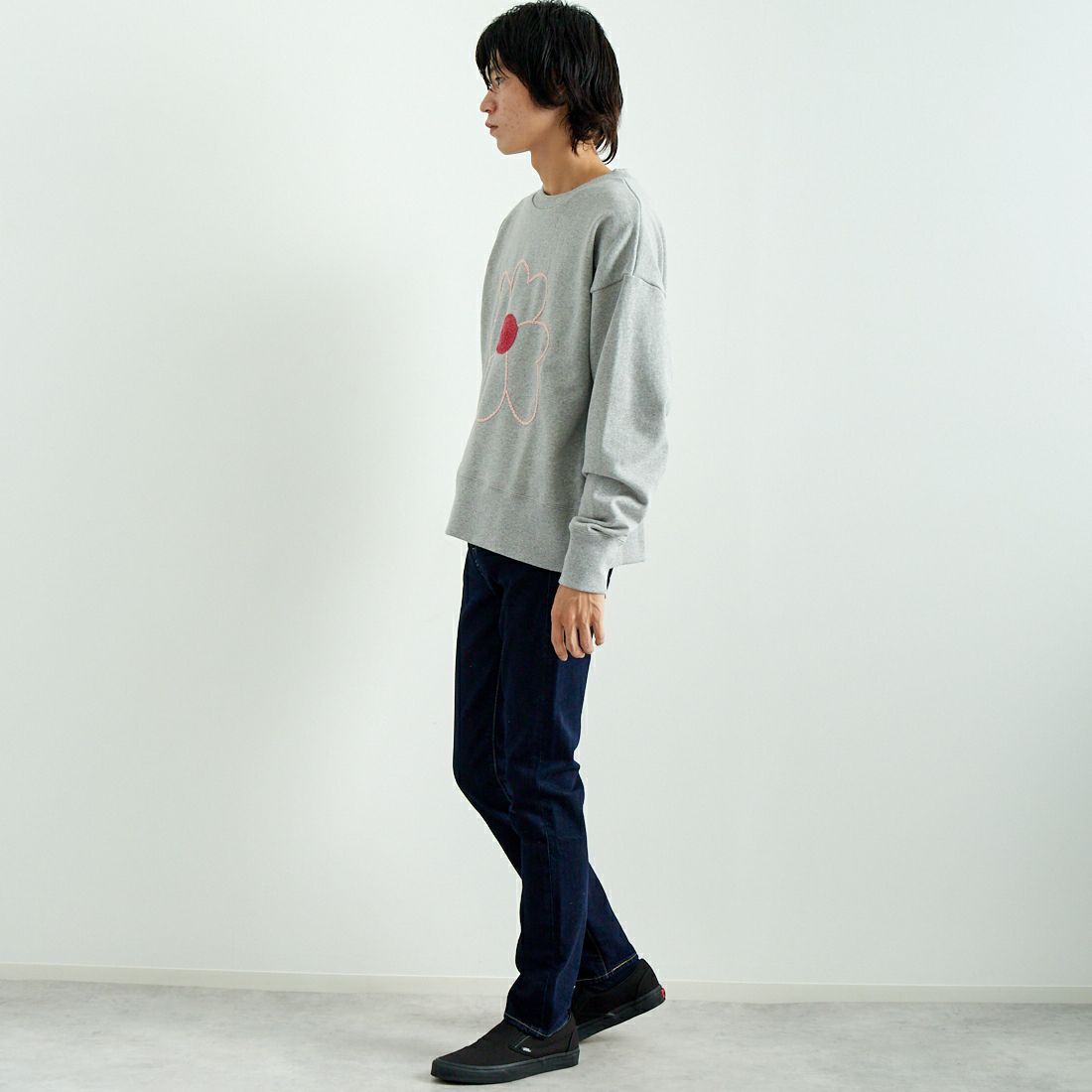 ChahChah [チャーチャー] ハートフラワー刺繍スウェット [CC-24FW-FWL01] GRAY &&モデル身長：182cm 着用サイズ：L&&