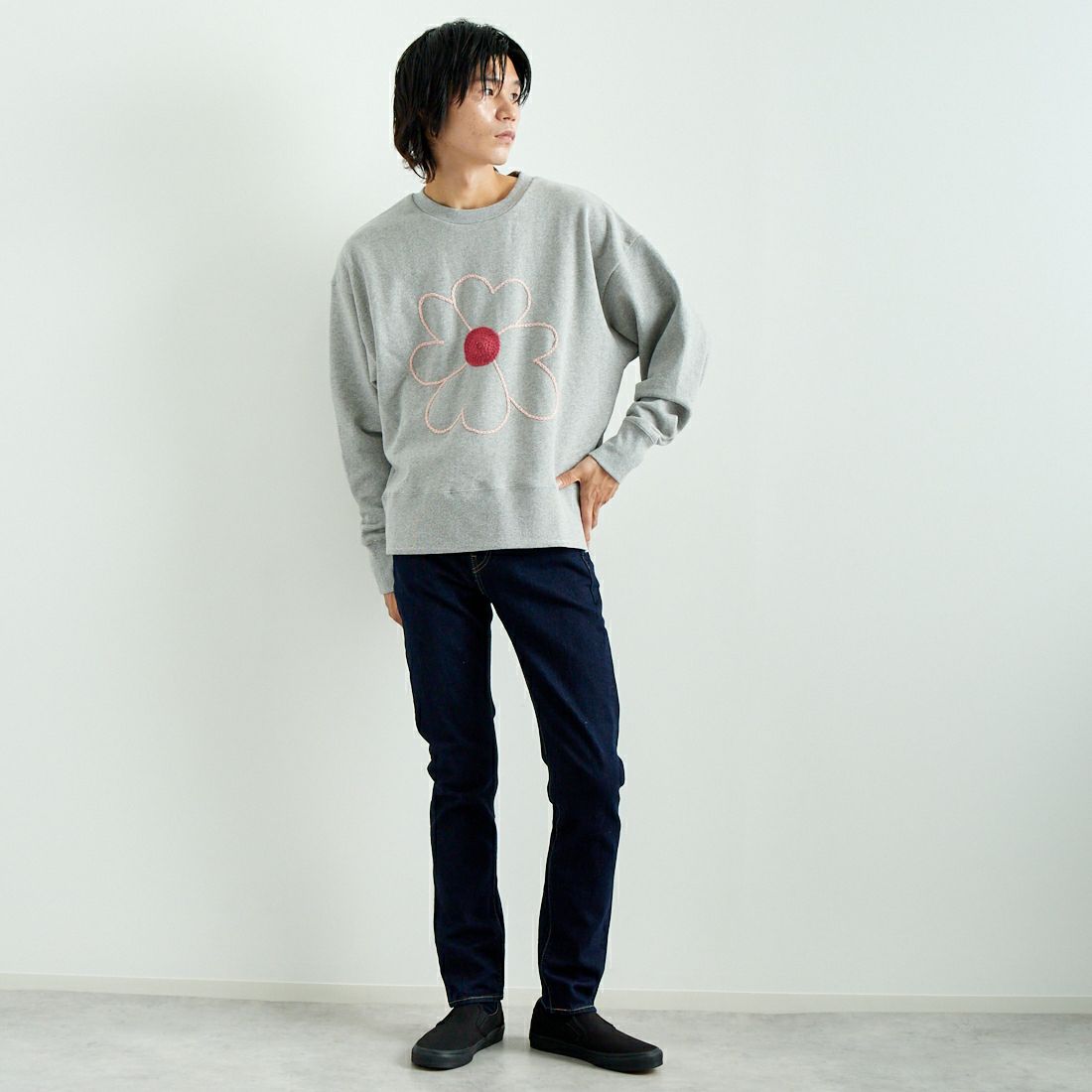 ChahChah [チャーチャー] ハートフラワー刺繍スウェット [CC-24FW-FWL01] GRAY &&モデル身長：182cm 着用サイズ：L&&