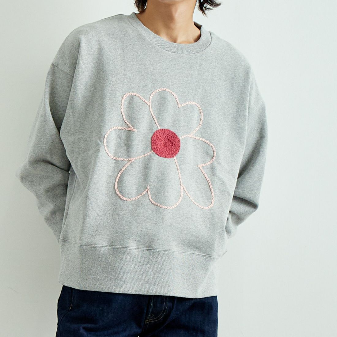 ChahChah [チャーチャー] ハートフラワー刺繍スウェット [CC-24FW-FWL01] GRAY &&モデル身長：182cm 着用サイズ：L&&