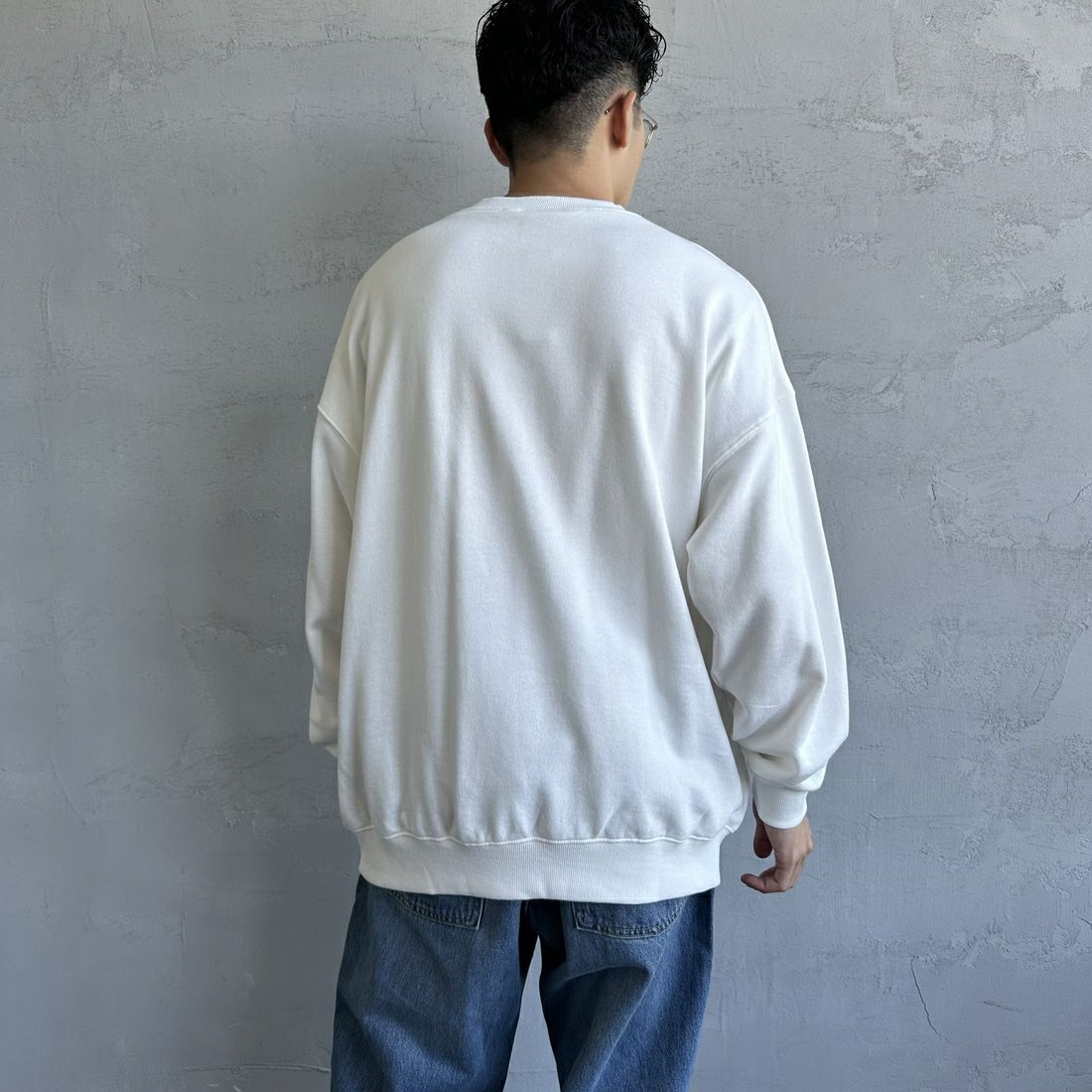 UMBLO [アンブロ] 別注 ワンポイント刺繍ロゴ クルーネックスウェット [KBT58-NK-PO1-JF] WHITE &&モデル身長：168cm 着用サイズ：L&&