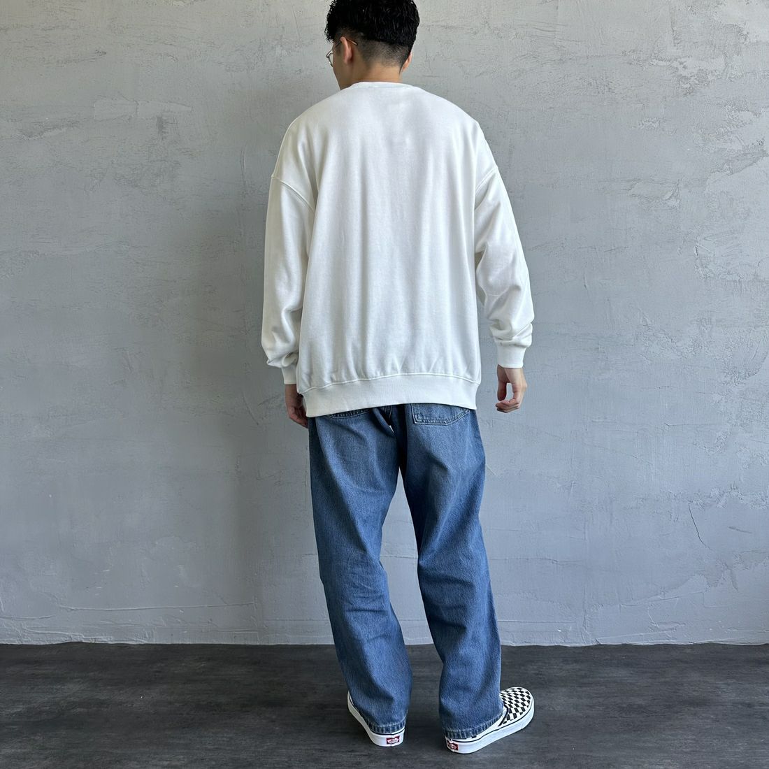 UMBLO [アンブロ] 別注 ワンポイント刺繍ロゴ クルーネックスウェット [KBT58-NK-PO1-JF] WHITE &&モデル身長：168cm 着用サイズ：L&&