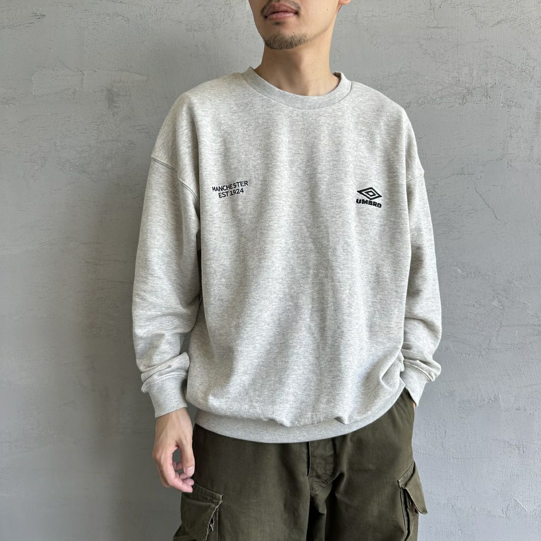 UMBLO [アンブロ] 別注 ワンポイント刺繍ロゴ クルーネックスウェット [KBT58-NK-PO1-JF] ASH &&モデル身長：168cm 着用サイズ：M&&