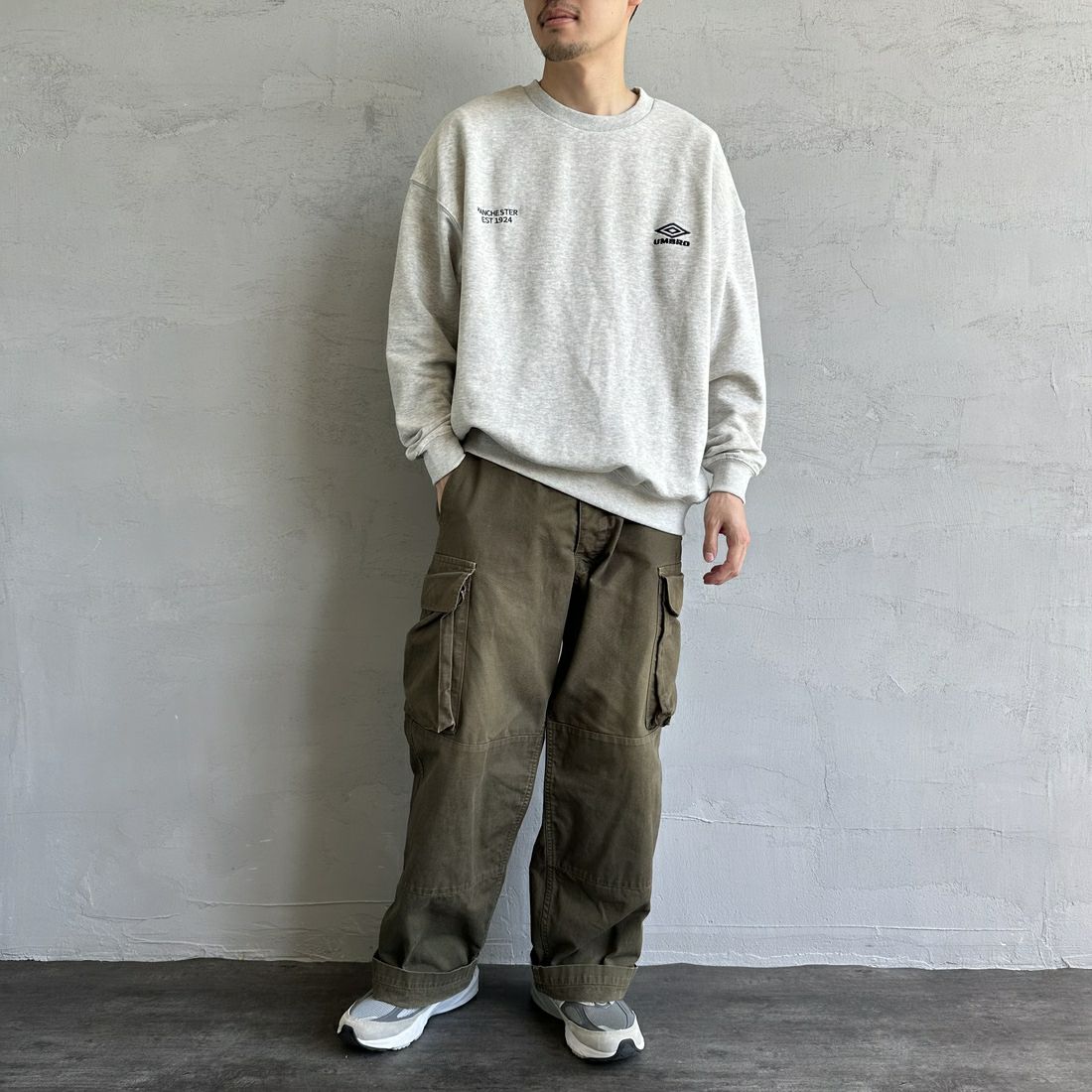 UMBLO [アンブロ] 別注 ワンポイント刺繍ロゴ クルーネックスウェット [KBT58-NK-PO1-JF] ASH &&モデル身長：168cm 着用サイズ：M&&