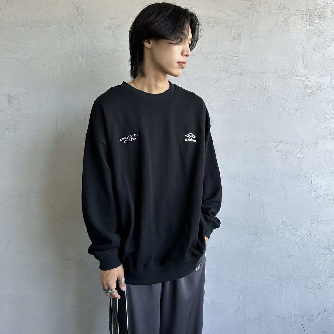 UMBLO [アンブロ] 別注 ワンポイント刺繍ロゴ クルーネックスウェット [KBT58-NK-PO1-JF] BLACK &&モデル身長：179cm 着用サイズ：XL&&