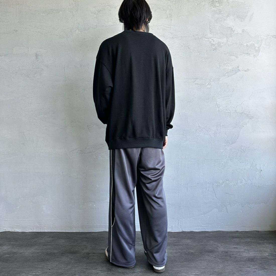 UMBLO [アンブロ] 別注 ワンポイント刺繍ロゴ クルーネックスウェット [KBT58-NK-PO1-JF] BLACK &&モデル身長：179cm 着用サイズ：XL&&