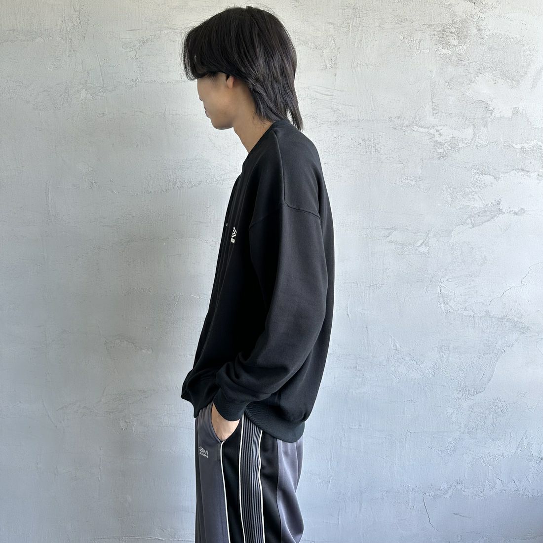 UMBLO [アンブロ] 別注 ワンポイント刺繍ロゴ クルーネックスウェット [KBT58-NK-PO1-JF] BLACK &&モデル身長：179cm 着用サイズ：L&&