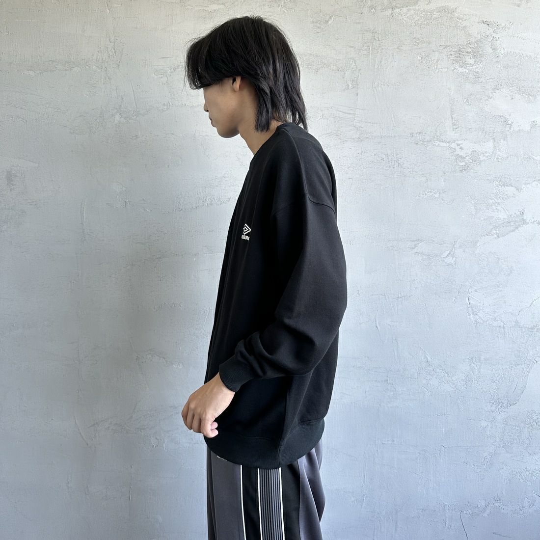 UMBLO [アンブロ] 別注 ワンポイント刺繍ロゴ クルーネックスウェット [KBT58-NK-PO1-JF] BLACK &&モデル身長：179cm 着用サイズ：M&&