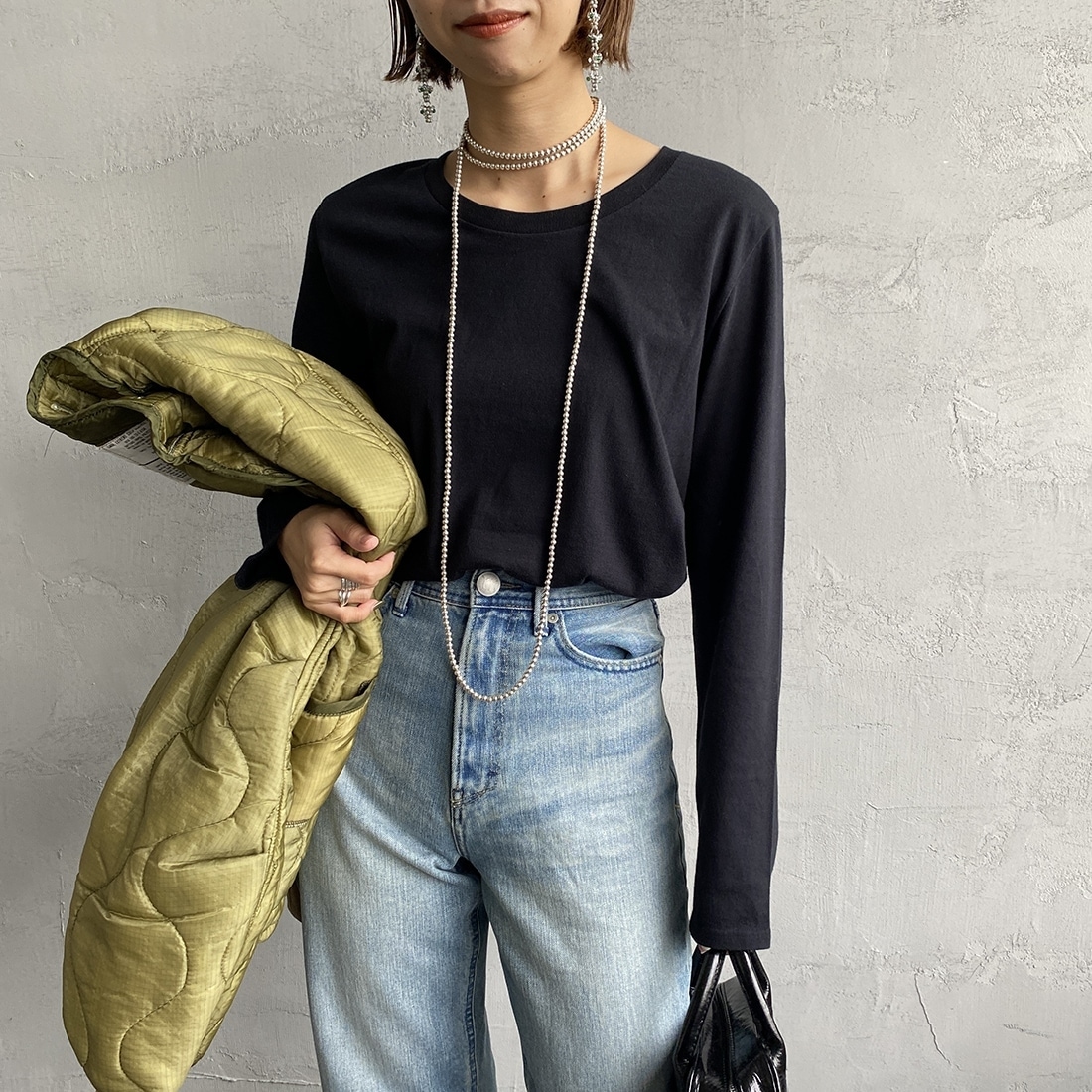 Hanes [ヘインズ] 2P クルーネックロングスリーブTシャツ [HW5440] 998 ｱｿｰﾄ BLK &&モデル身長：163cm 着用サイズ：M&&