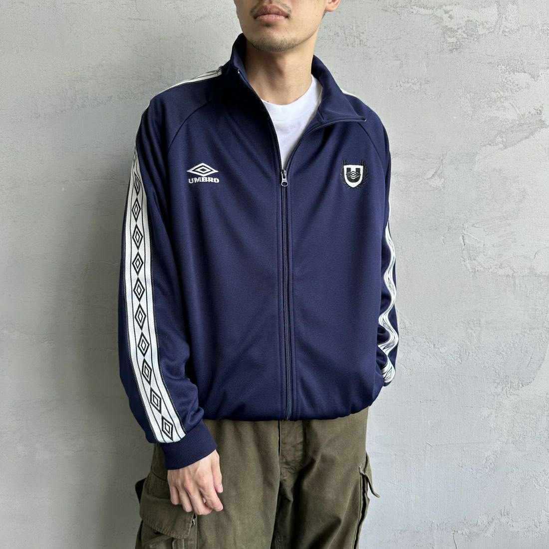 UMBRO [アンブロ] 別注 トラックジャケット [KBT58-NK-JK6-JF] NAVY &&モデル身長：168cm 着用サイズ：L&&