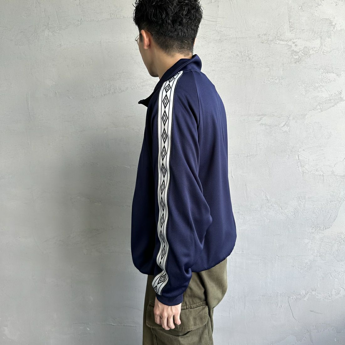 UMBRO [アンブロ] 別注 トラックジャケット [KBT58-NK-JK6-JF] NAVY &&モデル身長：168cm 着用サイズ：L&&