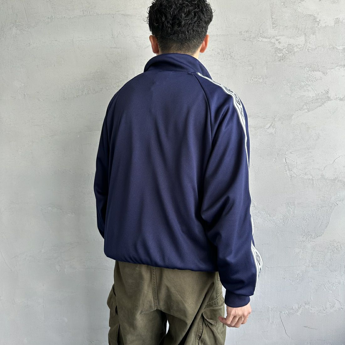 UMBRO [アンブロ] 別注 トラックジャケット [KBT58-NK-JK6-JF] NAVY &&モデル身長：168cm 着用サイズ：L&&