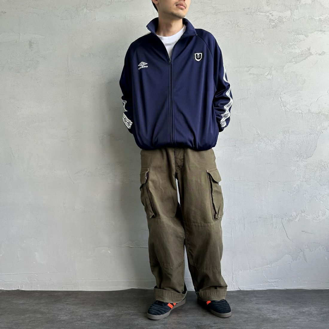 UMBRO [アンブロ] 別注 トラックジャケット [KBT58-NK-JK6-JF] NAVY &&モデル身長：168cm 着用サイズ：L&&