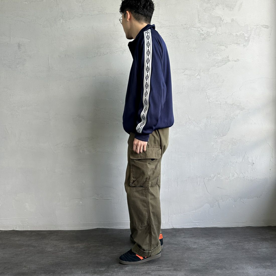 UMBRO [アンブロ] 別注 トラックジャケット [KBT58-NK-JK6-JF] NAVY &&モデル身長：168cm 着用サイズ：L&&