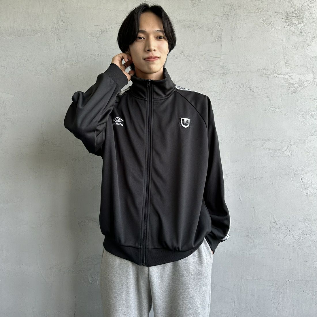 UMBRO [アンブロ] 別注 トラックジャケット [KBT58-NK-JK6-JF] BLACK &&モデル身長：179cm 着用サイズ：XL&&