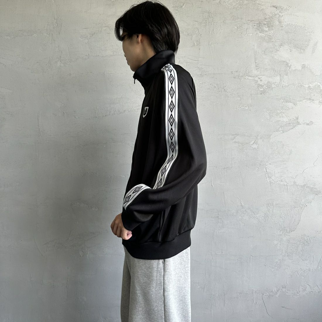 UMBRO [アンブロ] 別注 トラックジャケット [KBT58-NK-JK6-JF] BLACK &&モデル身長：179cm 着用サイズ：XL&&