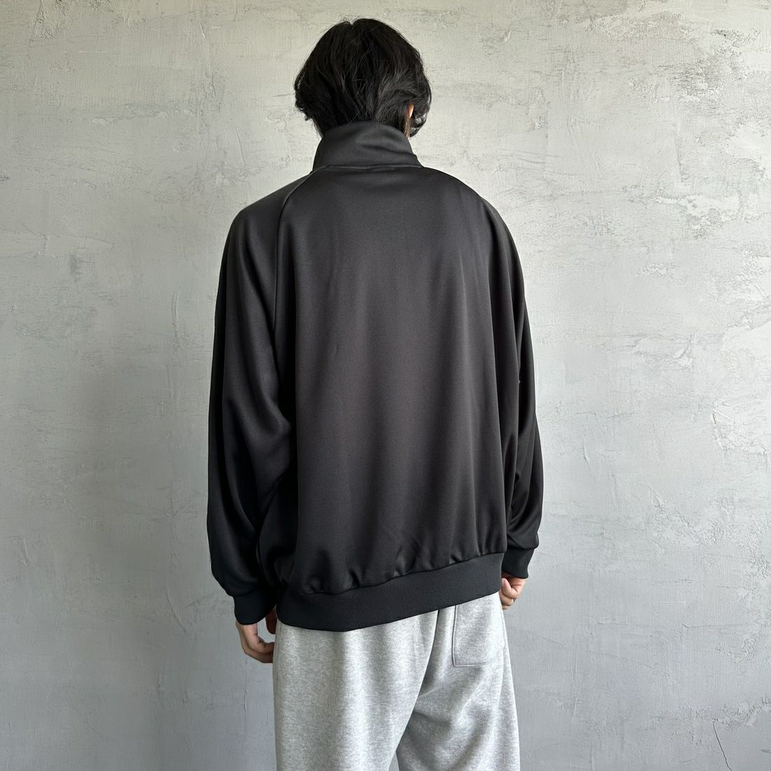 UMBRO [アンブロ] 別注 トラックジャケット [KBT58-NK-JK6-JF] BLACK &&モデル身長：179cm 着用サイズ：XL&&