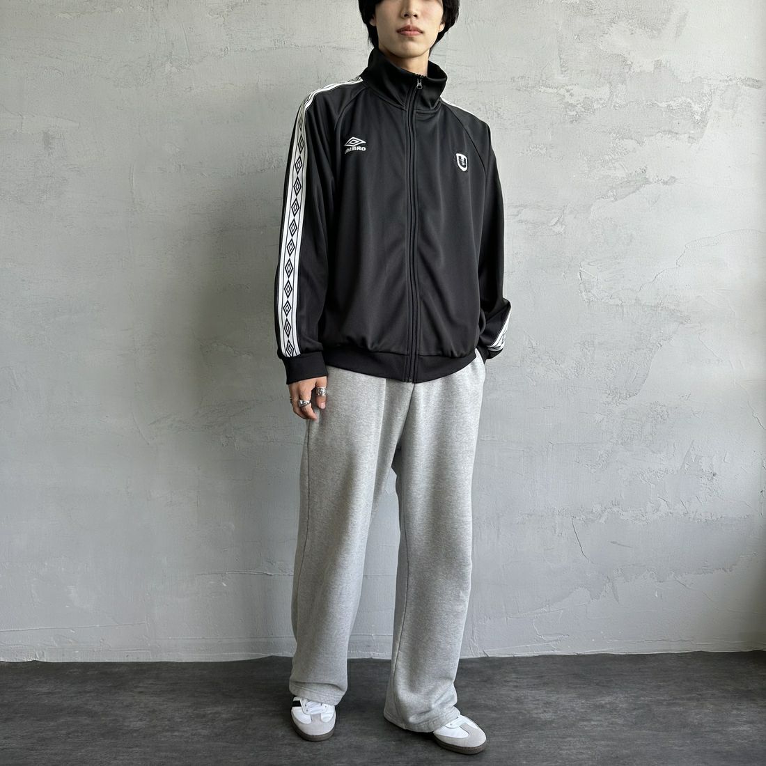 UMBRO [アンブロ] 別注 トラックジャケット [KBT58-NK-JK6-JF] BLACK &&モデル身長：179cm 着用サイズ：XL&&