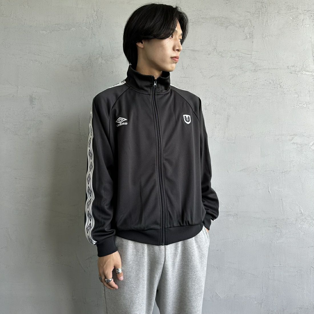 UMBRO [アンブロ] 別注 トラックジャケット [KBT58-NK-JK6-JF] BLACK &&モデル身長：179cm 着用サイズ：M&&