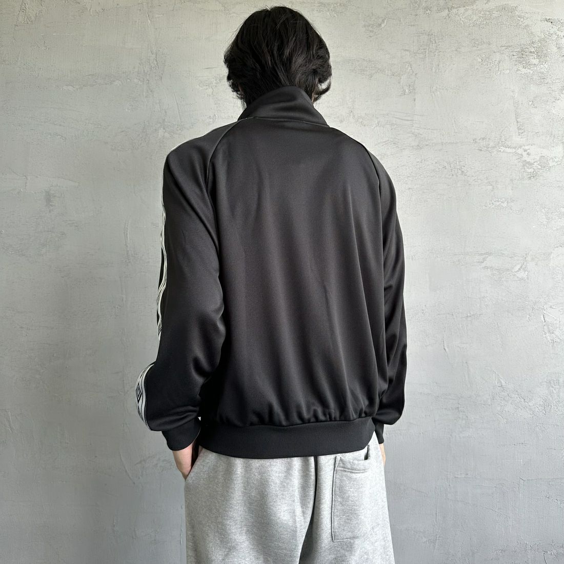 UMBRO [アンブロ] 別注 トラックジャケット [KBT58-NK-JK6-JF] BLACK &&モデル身長：179cm 着用サイズ：M&&