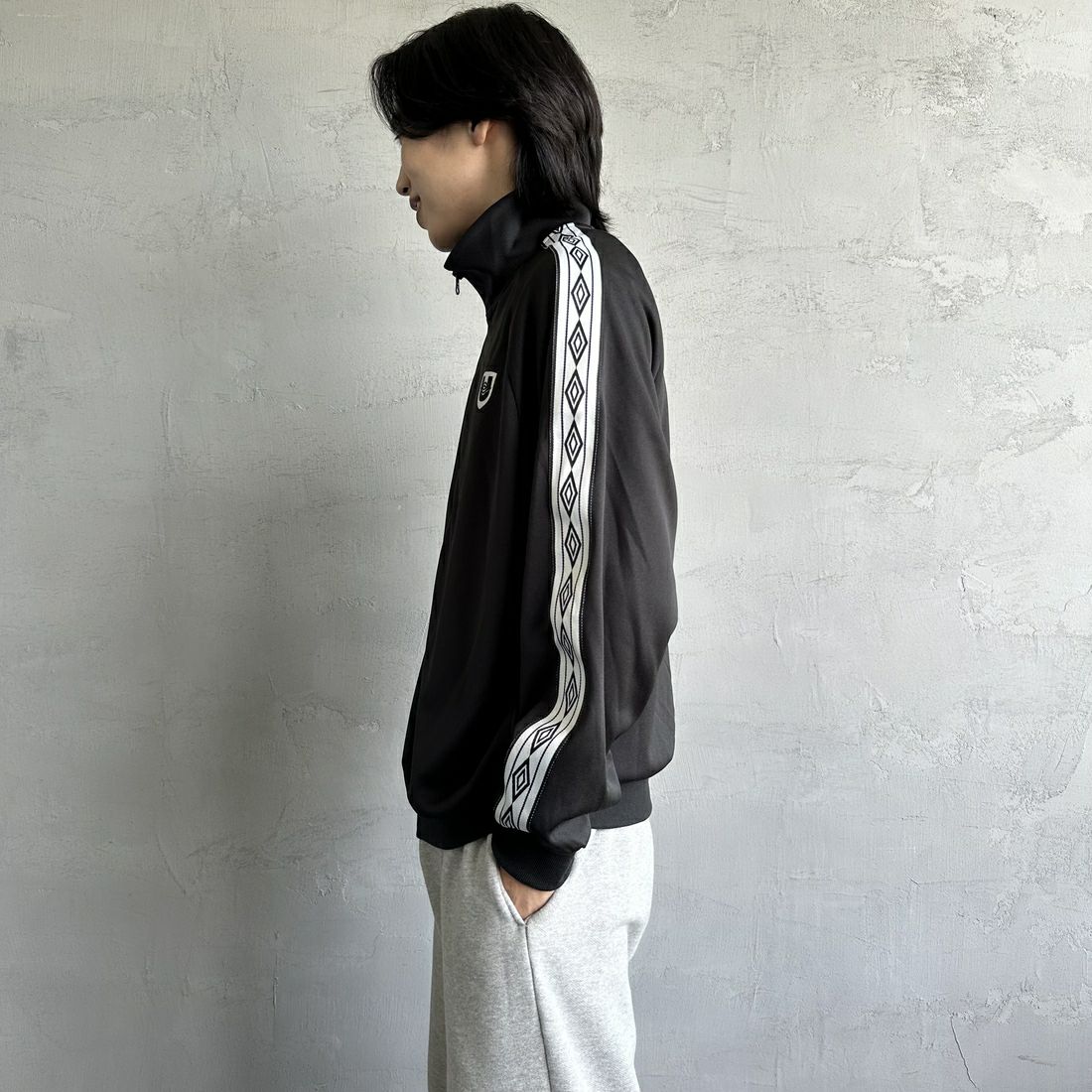 UMBRO [アンブロ] 別注 トラックジャケット [KBT58-NK-JK6-JF] BLACK &&モデル身長：179cm 着用サイズ：L&&