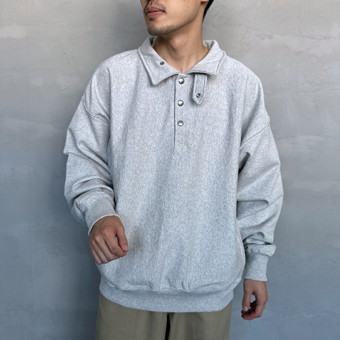 UNIVERSAL OVERALL [ユニバーサルオーバーオール] 別注 ヘビースウェット ハーフスナッププルオーバー [U2433290IN-JF] ASH &&モデル身長：168cm 着用サイズ：L&&