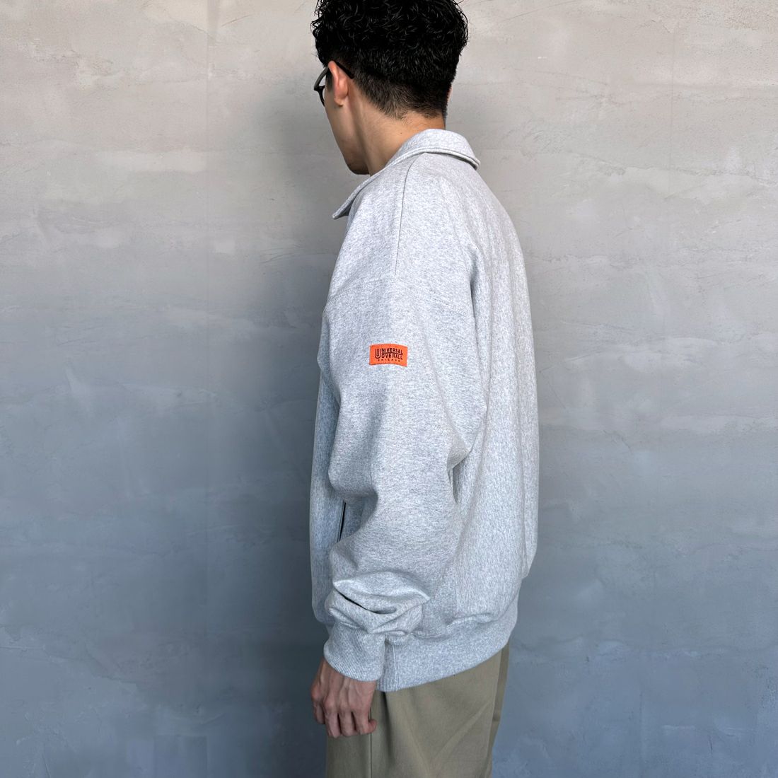 UNIVERSAL OVERALL [ユニバーサルオーバーオール] 別注 ヘビースウェット ハーフスナッププルオーバー [U2433290IN-JF] ASH &&モデル身長：168cm 着用サイズ：L&&