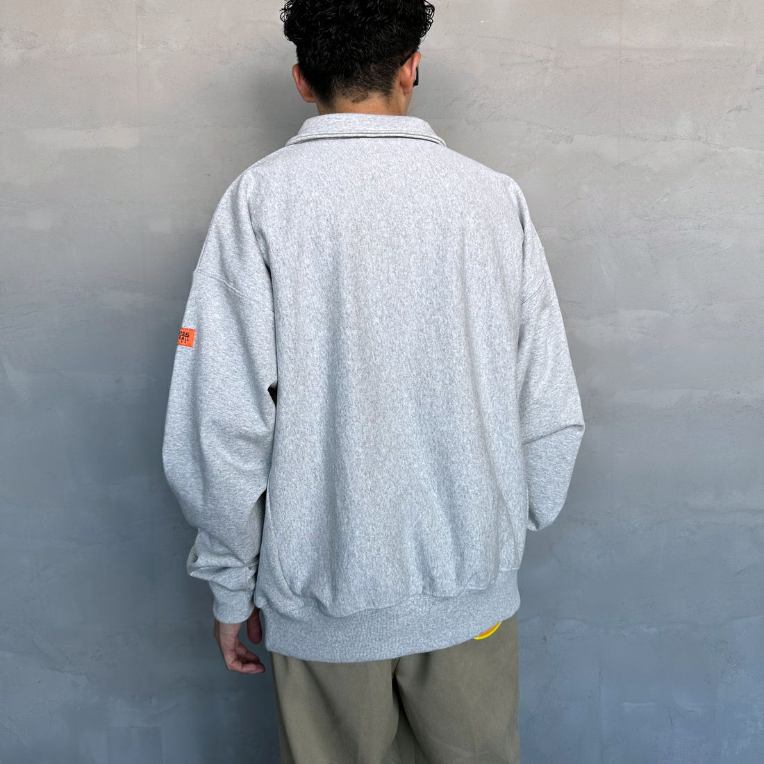 UNIVERSAL OVERALL [ユニバーサルオーバーオール] 別注 ヘビースウェット ハーフスナッププルオーバー [U2433290IN-JF] ASH &&モデル身長：168cm 着用サイズ：L&&