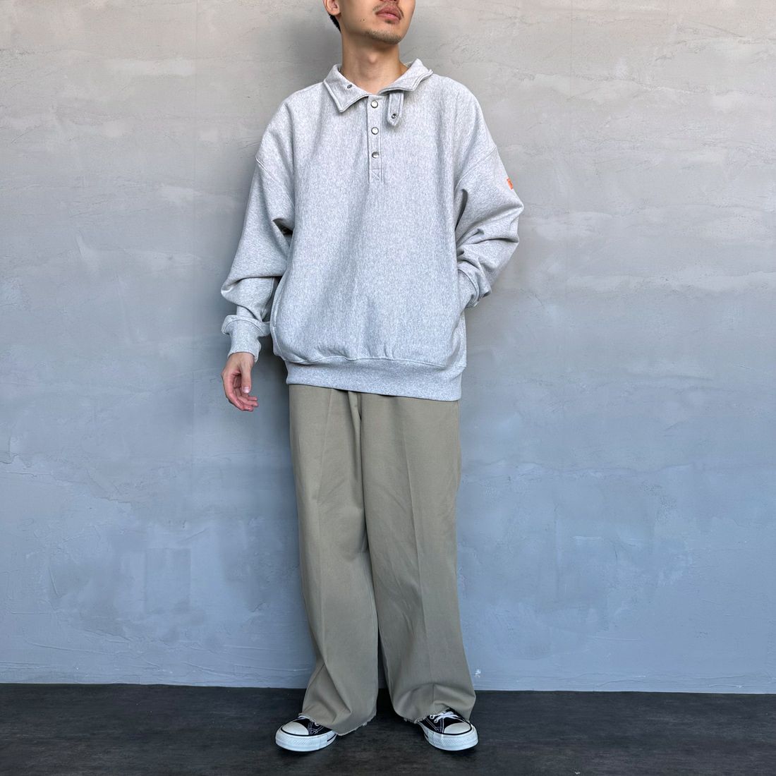 UNIVERSAL OVERALL [ユニバーサルオーバーオール] 別注 ヘビースウェット ハーフスナッププルオーバー [U2433290IN-JF] ASH &&モデル身長：168cm 着用サイズ：L&&