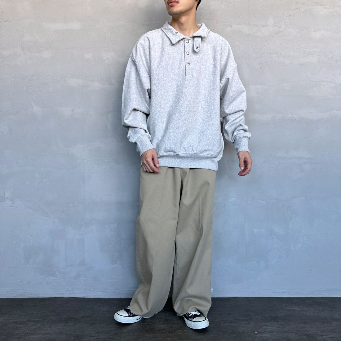UNIVERSAL OVERALL [ユニバーサルオーバーオール] 別注 ヘビースウェット ハーフスナッププルオーバー [U2433290IN-JF] ASH &&モデル身長：168cm 着用サイズ：L&&