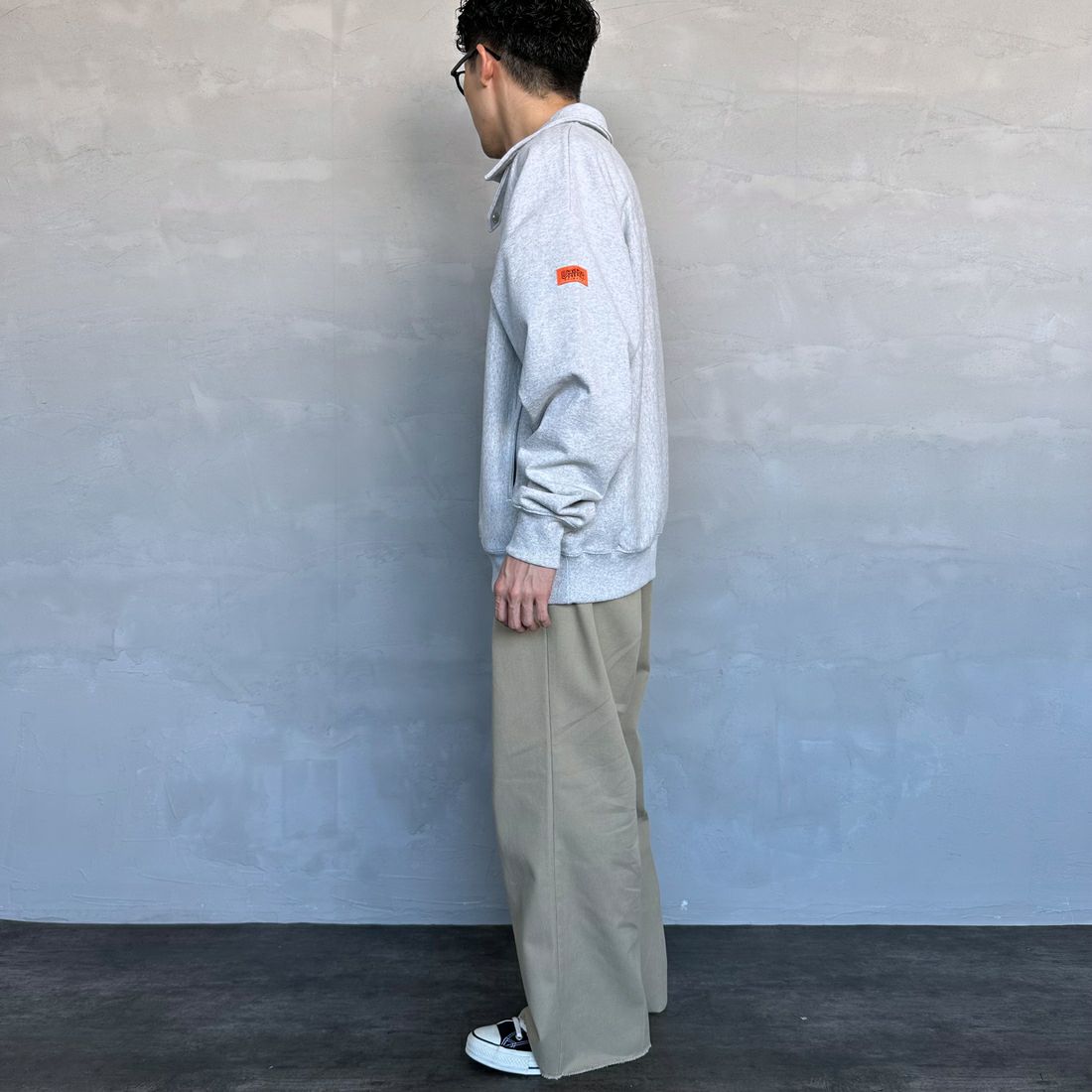 UNIVERSAL OVERALL [ユニバーサルオーバーオール] 別注 ヘビースウェット ハーフスナッププルオーバー [U2433290IN-JF] ASH &&モデル身長：168cm 着用サイズ：L&&