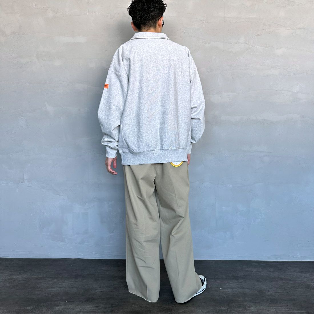 UNIVERSAL OVERALL [ユニバーサルオーバーオール] 別注 ヘビースウェット ハーフスナッププルオーバー [U2433290IN-JF] ASH &&モデル身長：168cm 着用サイズ：L&&